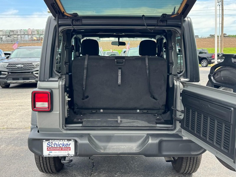 Jeep Wrangler Vehicle Full-screen Gallery Image 05