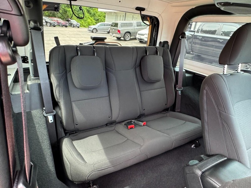 Jeep Wrangler Vehicle Full-screen Gallery Image 11