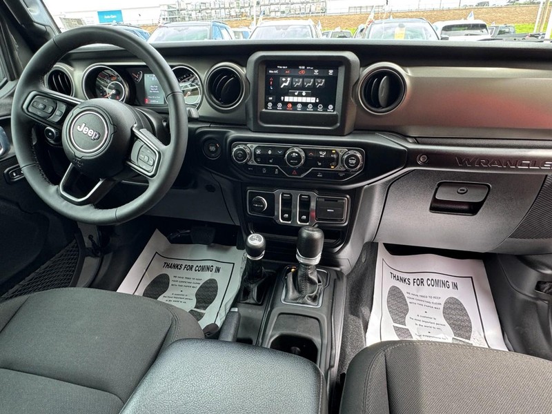 Jeep Wrangler Vehicle Full-screen Gallery Image 12