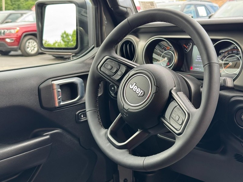 Jeep Wrangler Vehicle Full-screen Gallery Image 13