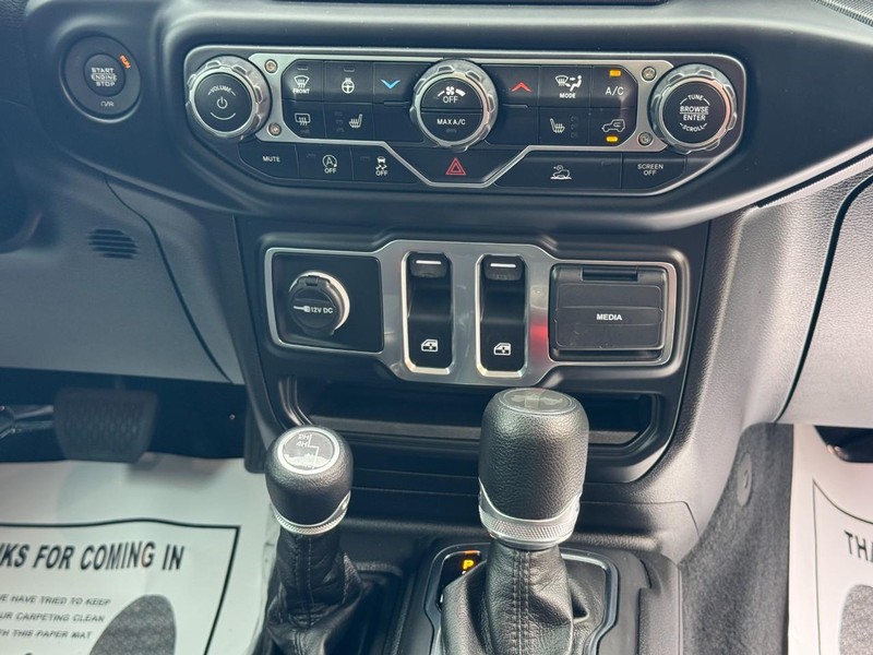 Jeep Wrangler Vehicle Full-screen Gallery Image 15