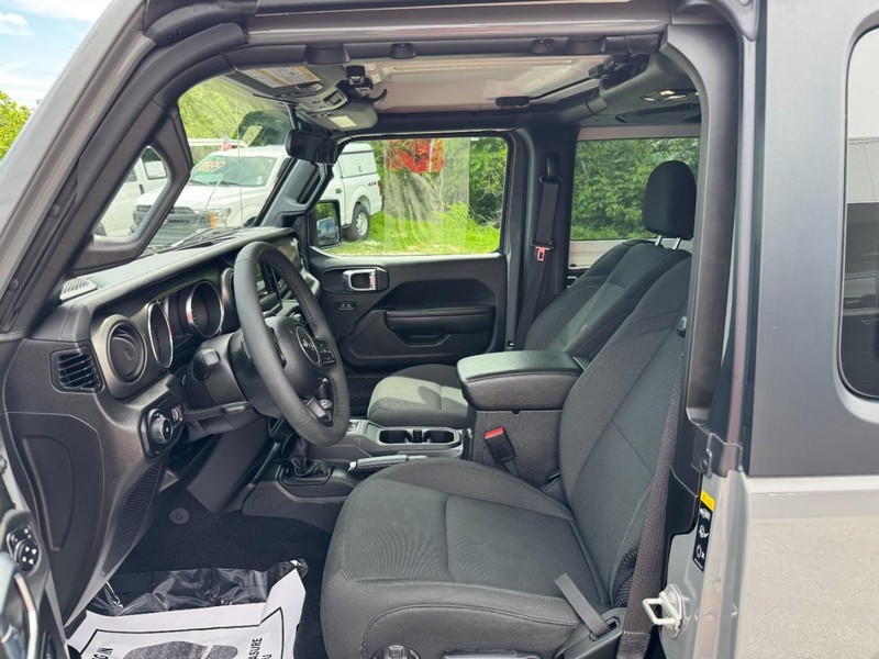 Jeep Wrangler Vehicle Full-screen Gallery Image 16