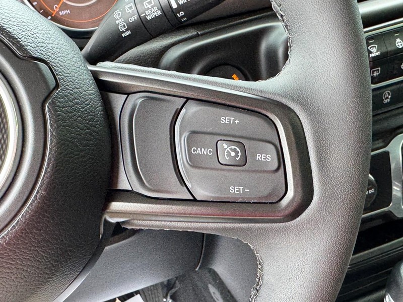 Jeep Wrangler Vehicle Full-screen Gallery Image 18