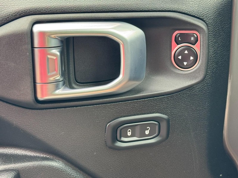 Jeep Wrangler Vehicle Full-screen Gallery Image 23