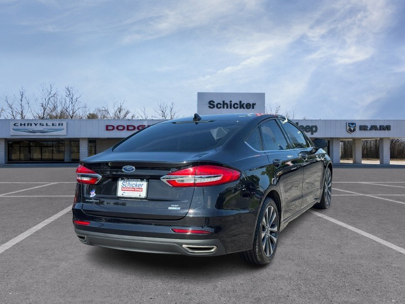 Ford Fusion Vehicle Full-screen Gallery Image 03