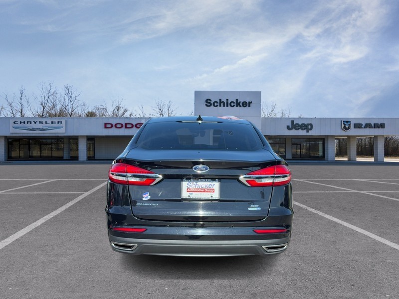 Ford Fusion Vehicle Full-screen Gallery Image 04