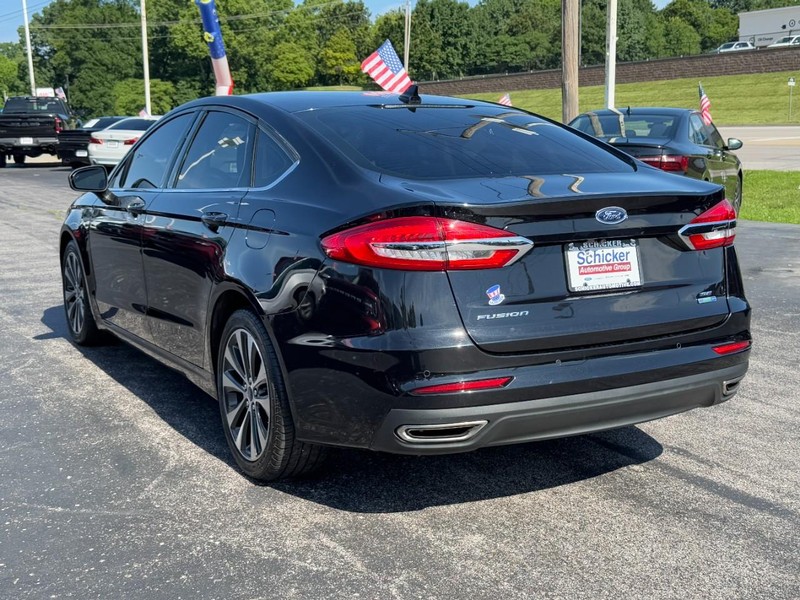 Ford Fusion Vehicle Full-screen Gallery Image 06