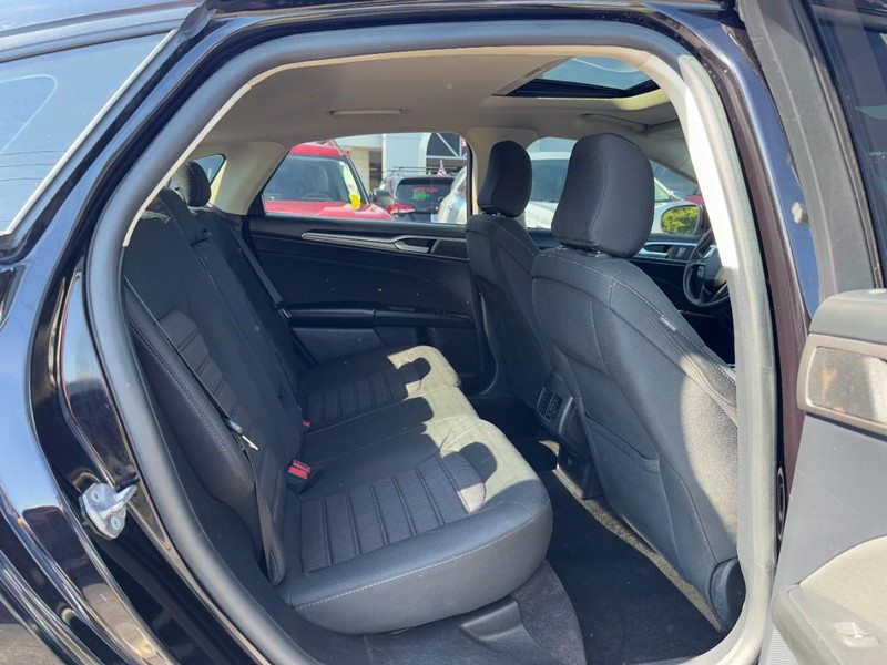 Ford Fusion Vehicle Full-screen Gallery Image 10