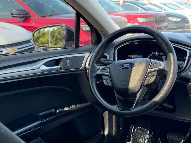 Ford Fusion Vehicle Full-screen Gallery Image 12