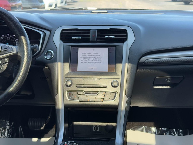 Ford Fusion Vehicle Full-screen Gallery Image 13