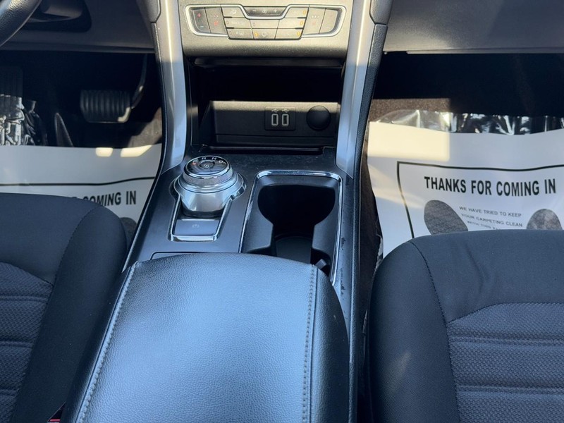 Ford Fusion Vehicle Full-screen Gallery Image 14
