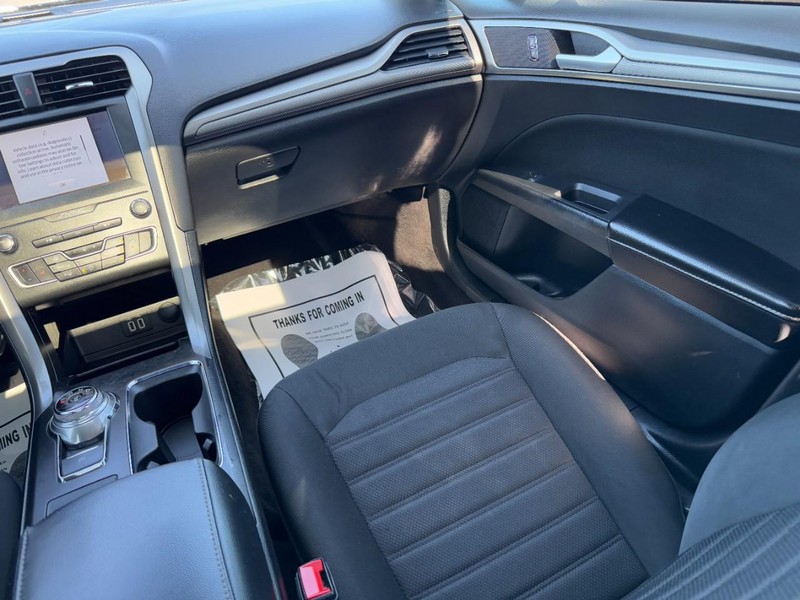 Ford Fusion Vehicle Full-screen Gallery Image 15