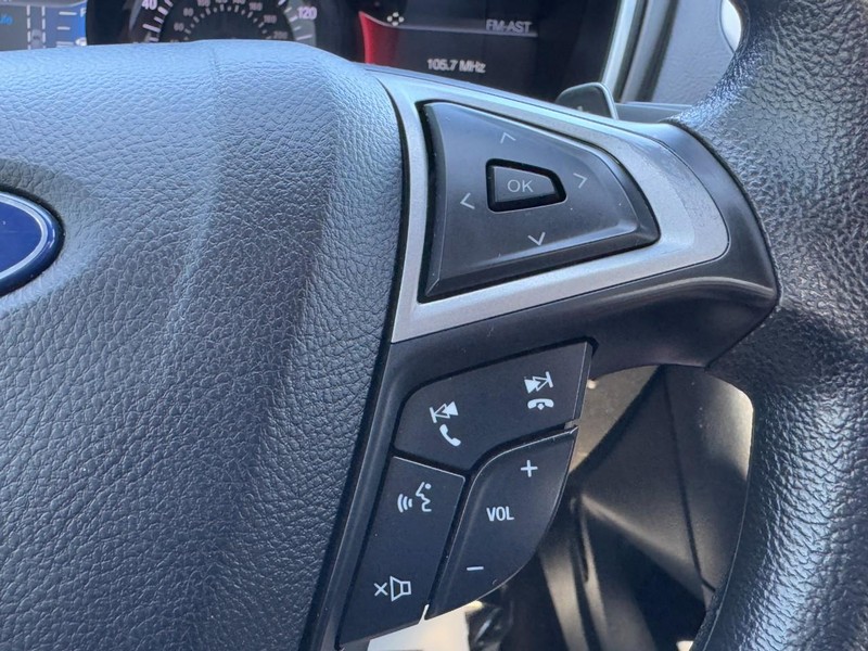 Ford Fusion Vehicle Full-screen Gallery Image 17