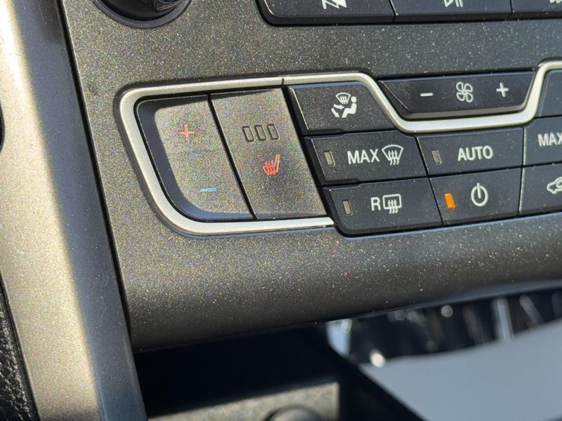 Ford Fusion Vehicle Full-screen Gallery Image 19