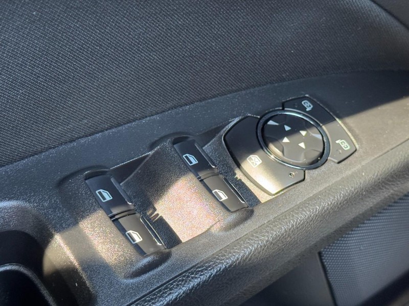 Ford Fusion Vehicle Full-screen Gallery Image 21