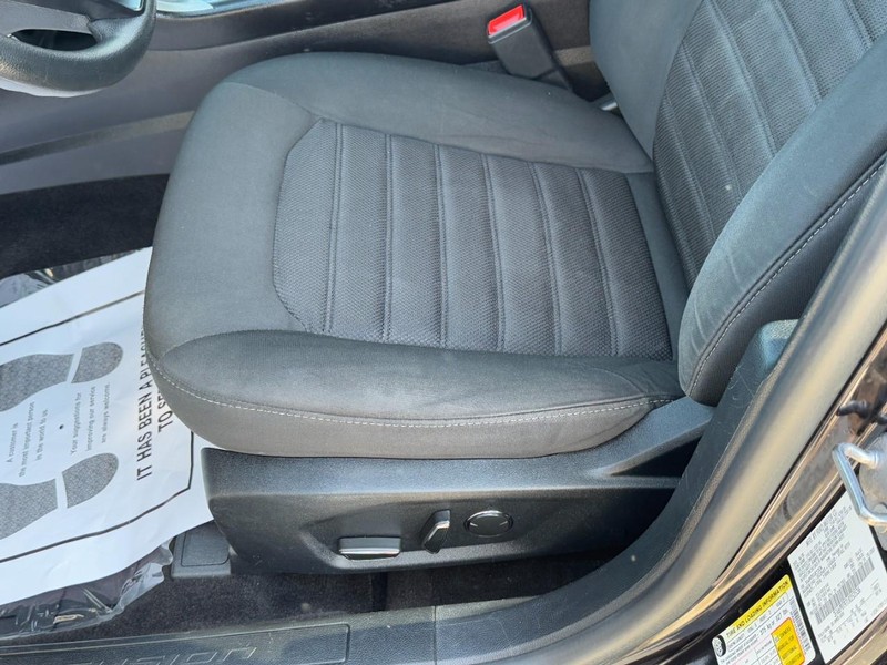 Ford Fusion Vehicle Full-screen Gallery Image 22