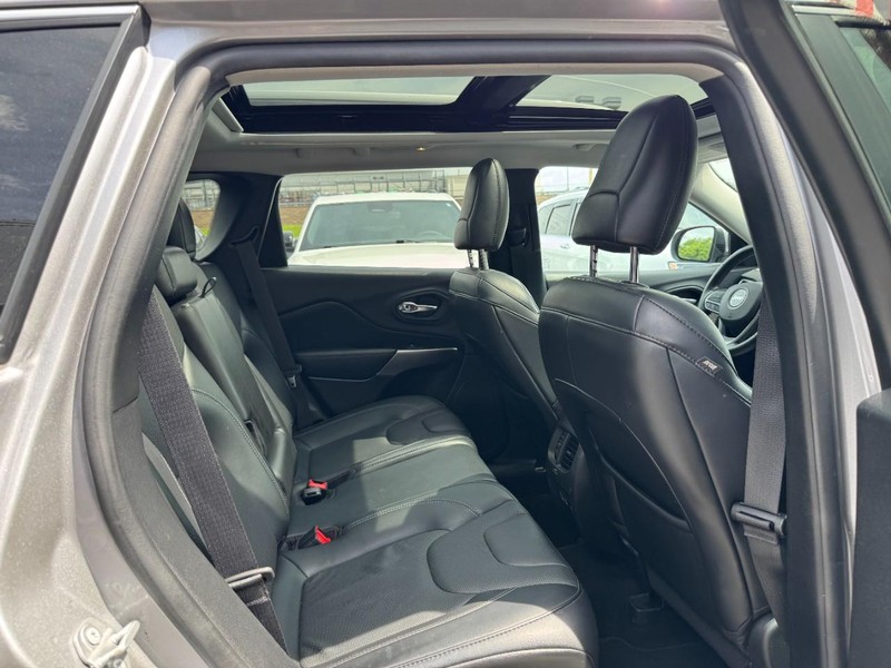 Jeep Cherokee Vehicle Full-screen Gallery Image 10