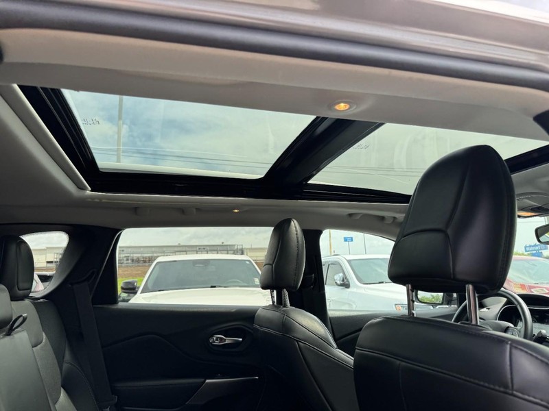 Jeep Cherokee Vehicle Full-screen Gallery Image 11