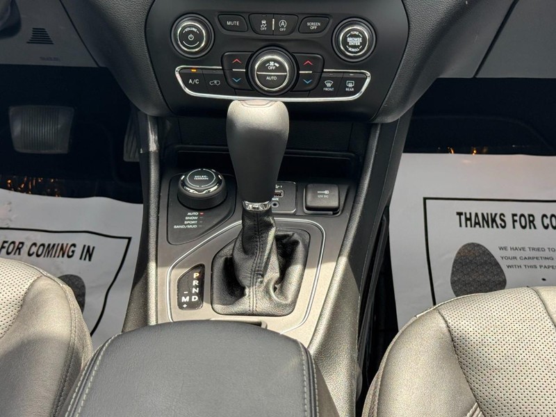 Jeep Cherokee Vehicle Full-screen Gallery Image 15