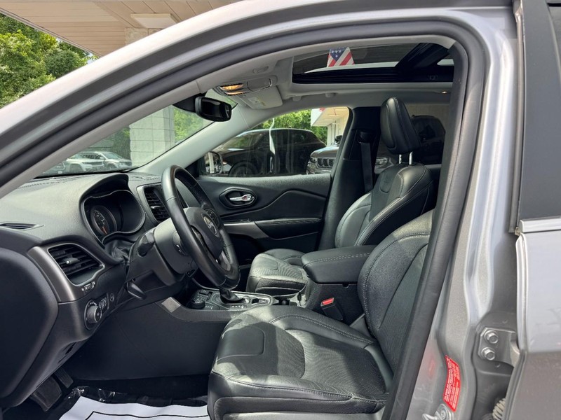 Jeep Cherokee Vehicle Full-screen Gallery Image 17