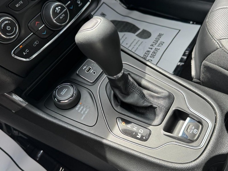 Jeep Cherokee Vehicle Full-screen Gallery Image 21