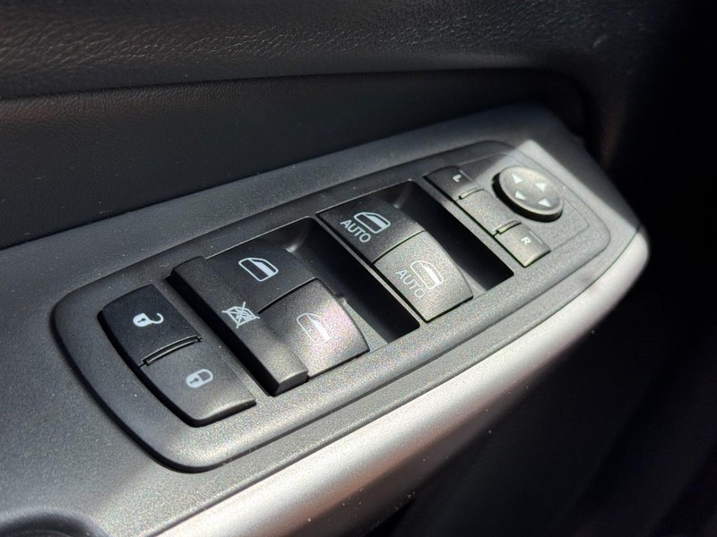 Jeep Cherokee Vehicle Full-screen Gallery Image 24
