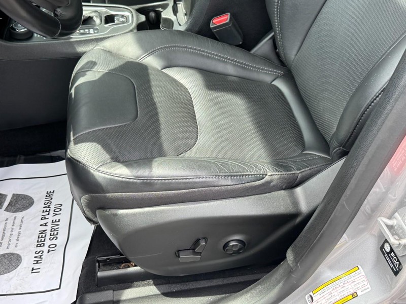 Jeep Cherokee Vehicle Full-screen Gallery Image 25