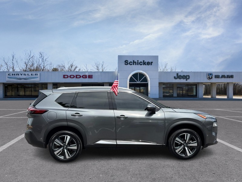 Nissan Rogue Vehicle Full-screen Gallery Image 02