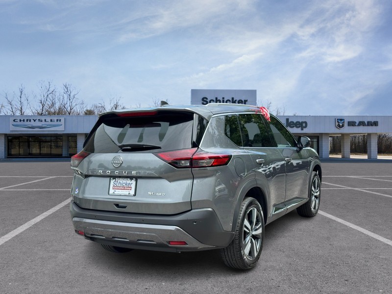 Nissan Rogue Vehicle Full-screen Gallery Image 03