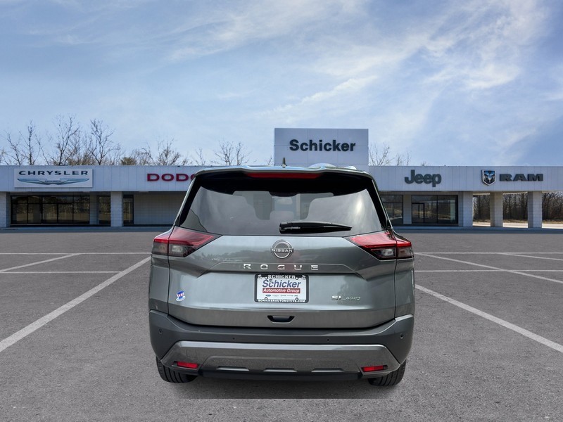 Nissan Rogue Vehicle Full-screen Gallery Image 04