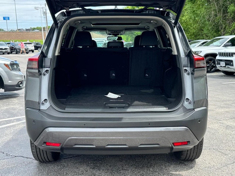 Nissan Rogue Vehicle Full-screen Gallery Image 05