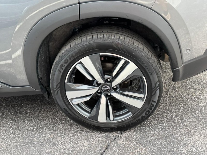 Nissan Rogue Vehicle Full-screen Gallery Image 07