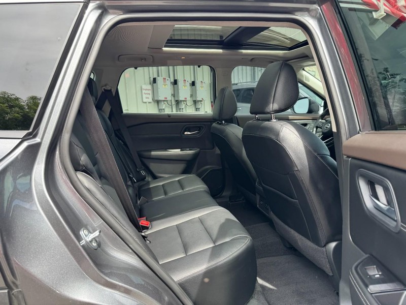 Nissan Rogue Vehicle Full-screen Gallery Image 10