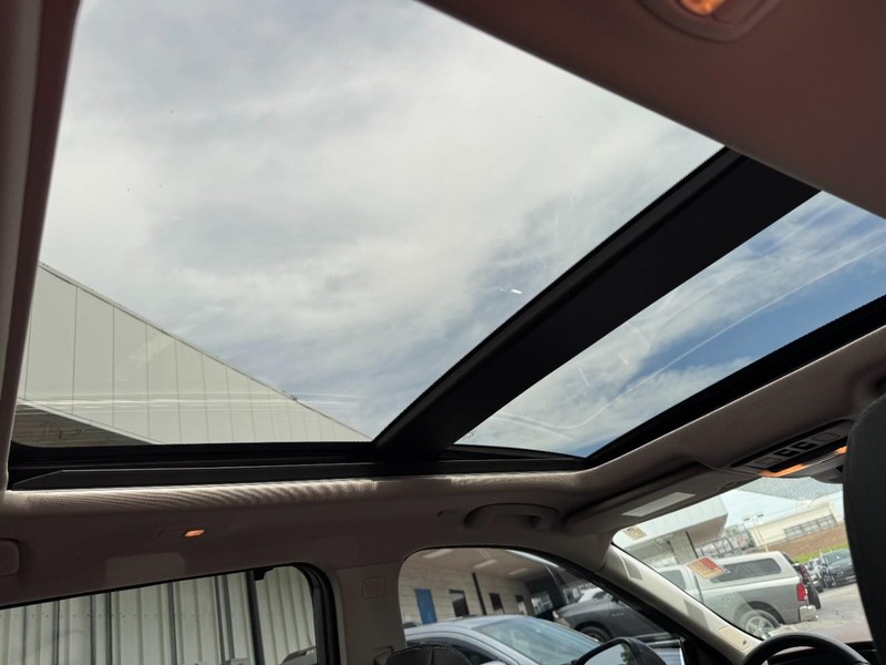 Nissan Rogue Vehicle Full-screen Gallery Image 11
