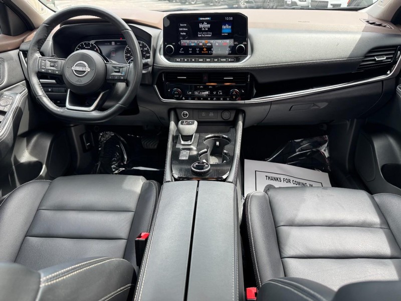 Nissan Rogue Vehicle Full-screen Gallery Image 12