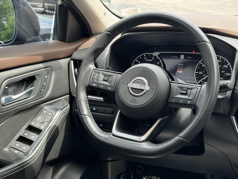 Nissan Rogue Vehicle Full-screen Gallery Image 13