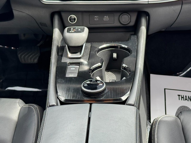 Nissan Rogue Vehicle Full-screen Gallery Image 15