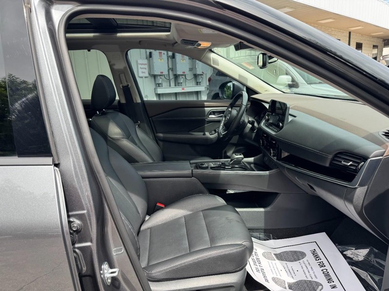 Nissan Rogue Vehicle Full-screen Gallery Image 16