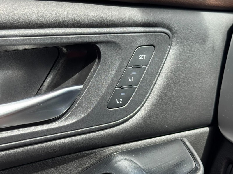 Nissan Rogue Vehicle Full-screen Gallery Image 17