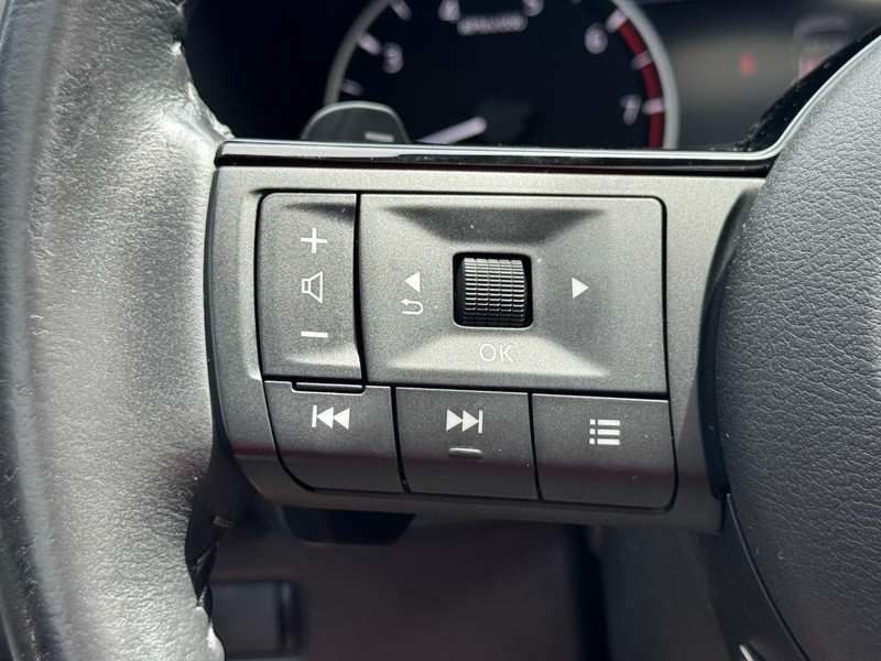 Nissan Rogue Vehicle Full-screen Gallery Image 18