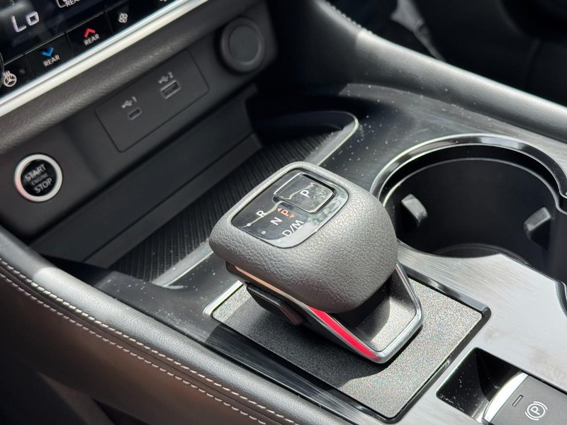 Nissan Rogue Vehicle Full-screen Gallery Image 21