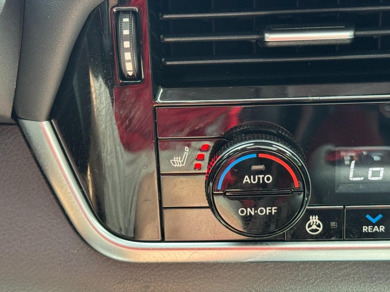 Nissan Rogue Vehicle Full-screen Gallery Image 22