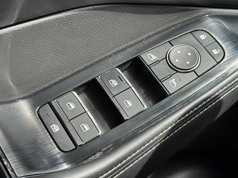Nissan Rogue Vehicle Full-screen Gallery Image 25