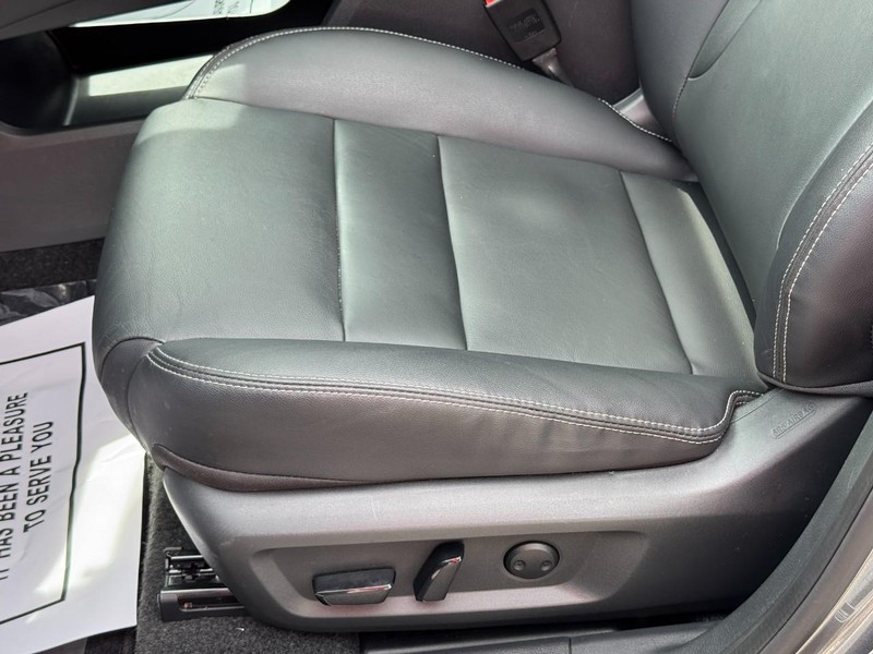 Nissan Rogue Vehicle Full-screen Gallery Image 26