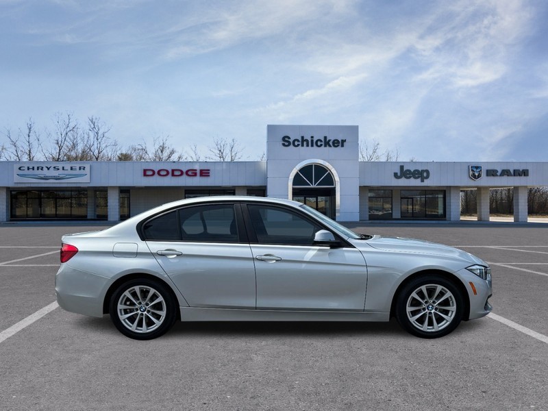 BMW 3 Series Vehicle Full-screen Gallery Image 02