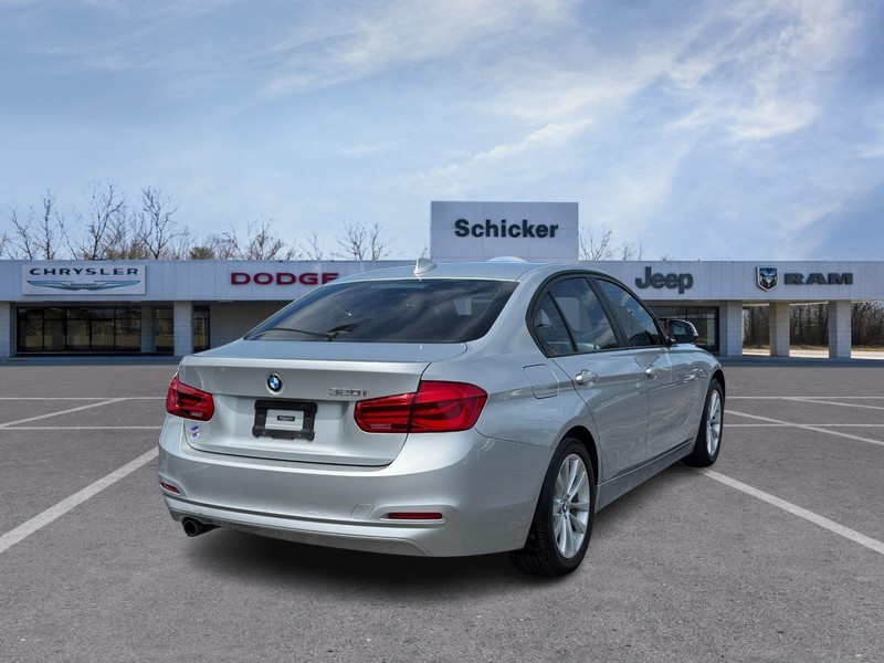 BMW 3 Series Vehicle Full-screen Gallery Image 03