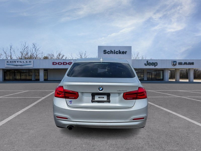 BMW 3 Series Vehicle Full-screen Gallery Image 04