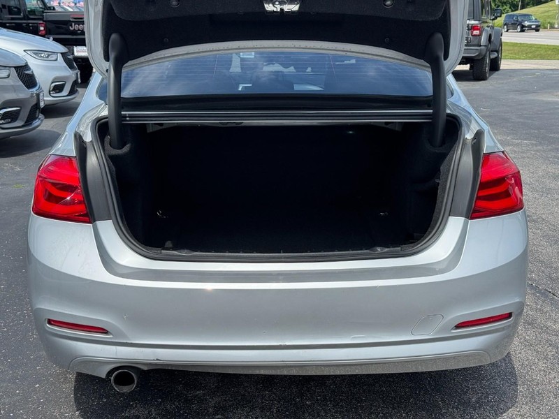BMW 3 Series Vehicle Full-screen Gallery Image 05
