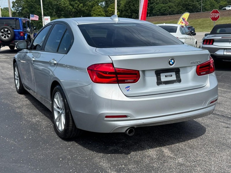 BMW 3 Series Vehicle Full-screen Gallery Image 06