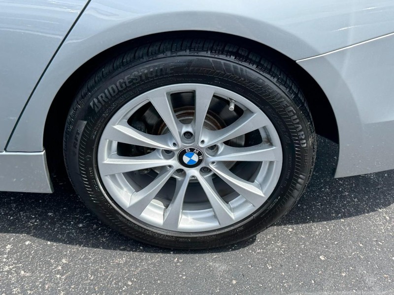 BMW 3 Series Vehicle Full-screen Gallery Image 07